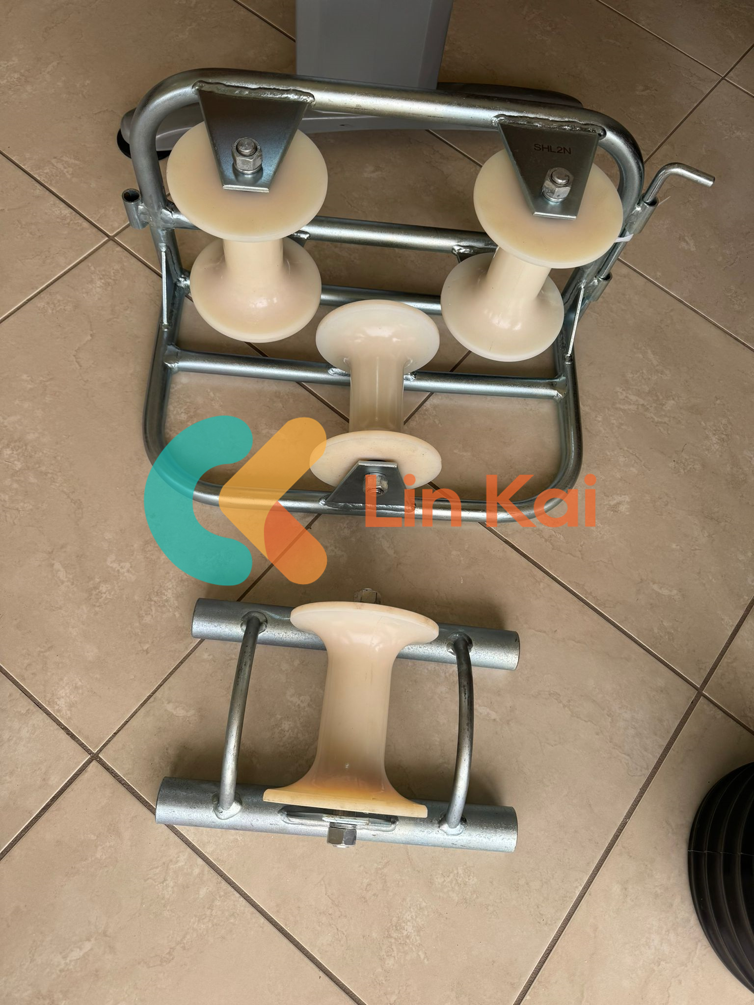 Quelle est la fonction principale du rouleau de mise à la terre du câble ?